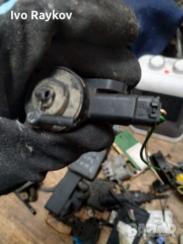 Вакуум клапан за Peugeot, Citroen 2.0 HDI 9635704380 Bosch 0928400414 , снимка 2 - Части - 53759703