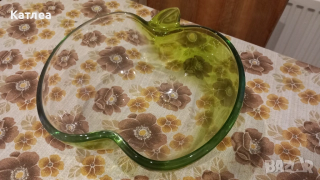 Стъклена купа във формата на ябълка 