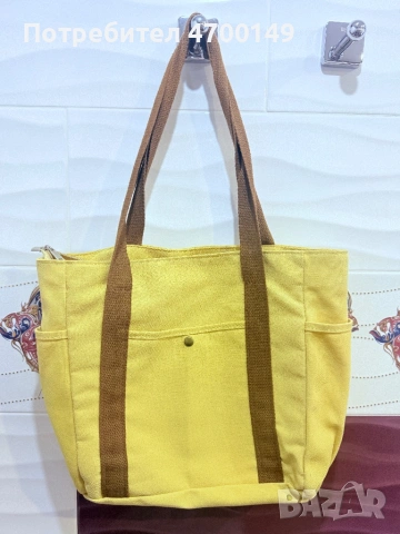 Платнената чанта предлага голям капацитет и е подходяща за работа и ежедневна употреба.