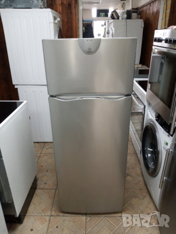 Сив хладилник с горна камера Indesit  2 години гаранция!, снимка 1 - Хладилници - 44756114