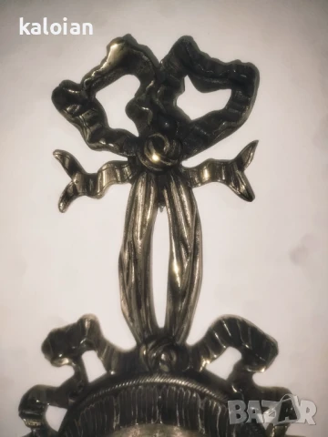 Стар механичен стенен часовник. Навива се с ключе, работи. Доста е безшумен. Изцяло е от бял бронз с, снимка 6 - Антикварни и старинни предмети - 51285945