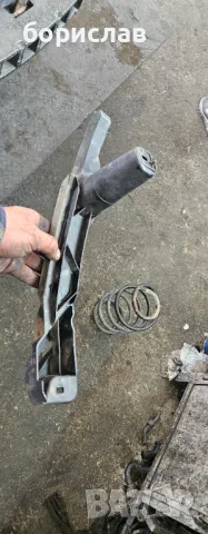 Дясна основа под фара за Фолксваген голф 5 , снимка 2 - Части - 49716661