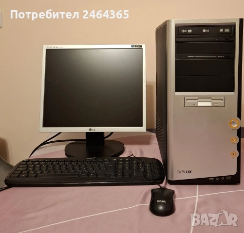 настолен компютър и монитор