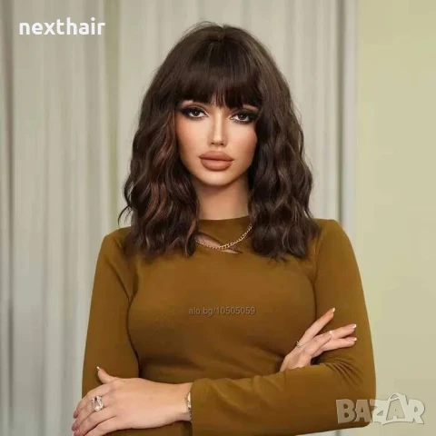 Къдрава кафява перука с кичури и бретон средна дължина