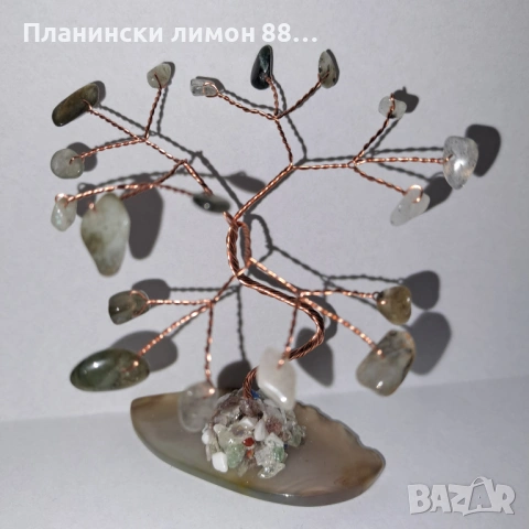 дърво с естествени камъни от авантюрин и прозрачен кварц