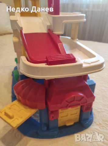 Писта, гараж, бензиностанция Фишър Прайс -Намалена цена!, снимка 3 - Коли, камиони, мотори, писти - 42326401