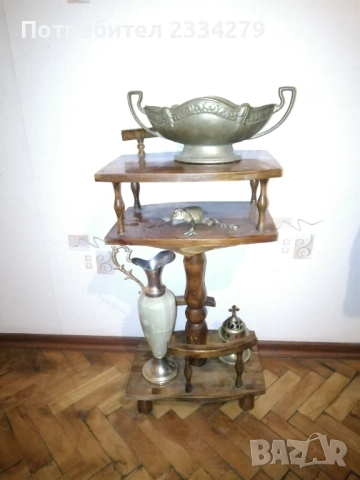 Стара дървена помощна масичка на три нива, резбована колона. 