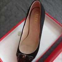 Продавам черни официални обувки  на Елиза . Естествен велур и лак отпред.Номер 39.Отговарят на 38., снимка 2 - Дамски елегантни обувки - 41731751