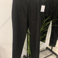 Елегантен дамски панталон в размер 40, снимка 1 - Панталони - 44774358