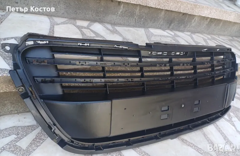 Предна решетка в бронята Пежо 508, снимка 1