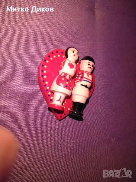 Магнит момче и момиче с народни носии на фона на сърце нов нов, снимка 1