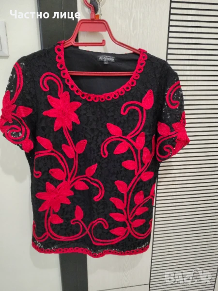 Продавам дантелена черна блуза с къс ръкав с червена бродерия, снимка 1