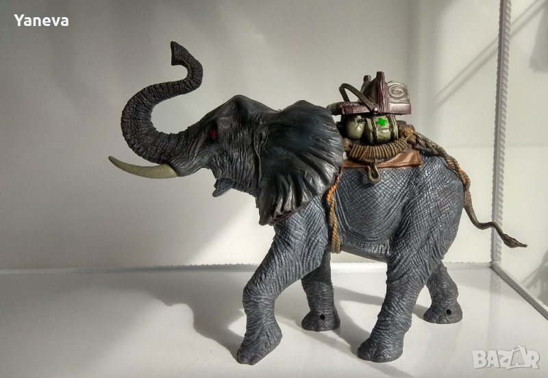 Индийски слон с батерии и издава звуци . , снимка 1