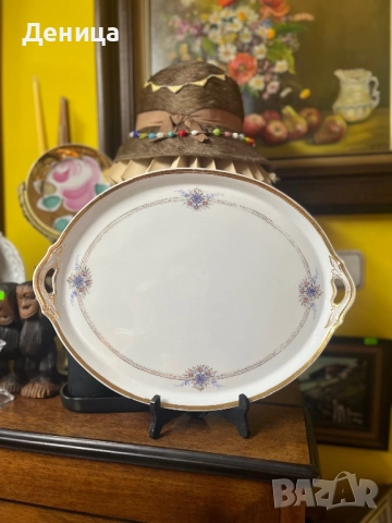 Елегантен овален поднос/  плато за сервиране Платото е с изящен златист кант 