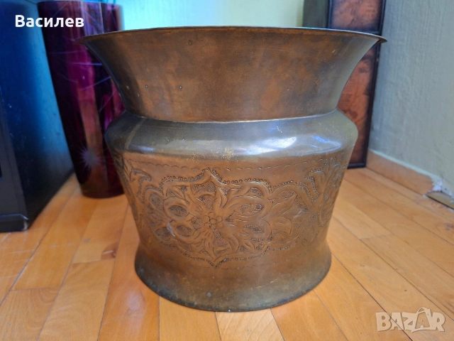 Стар ориенталски съд, саксия. 