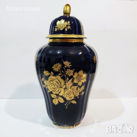 Кобалтово синя ваза с капак и златисти флорални мотиви Retsch & Wunsiedel.