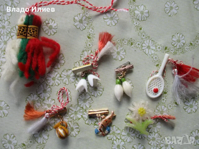 Мартеници автентични отлично запазениот 60-те и 70-те години на 20-ти век с играчки/фигурки/ към тях, снимка 1