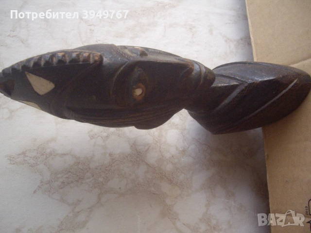 Стара дървена статуетка .