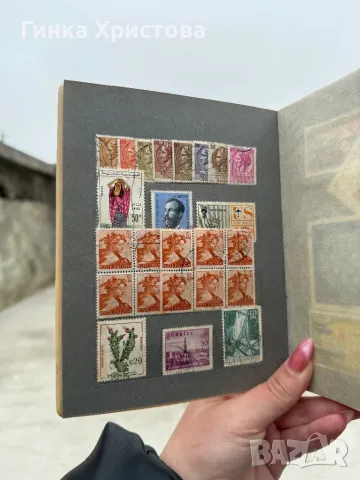 Малък класьор с различни пощенски марки