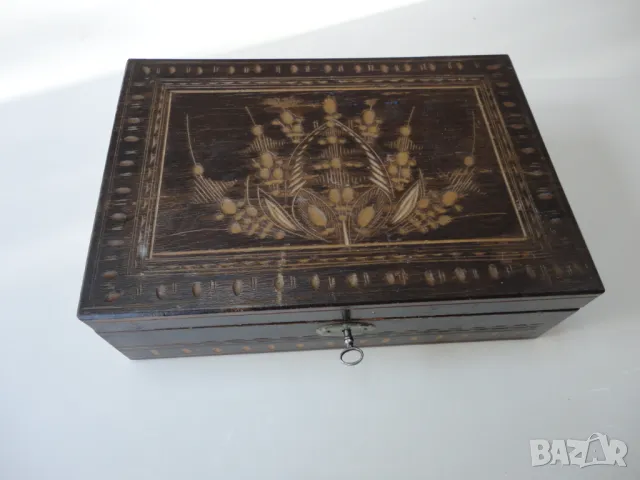 Старинна дървена кутия ковчеже с ключе дърворезба , снимка 7 - Антикварни и старинни предмети - 49633650