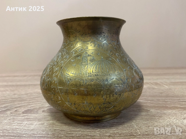 Винтижна месингова ваза с гравировка от Йерусалим и източни мотиви
