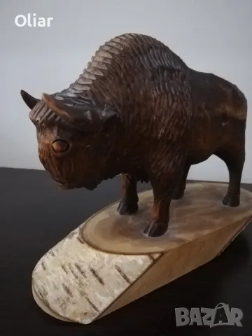 Статуетка на американски бизон. Дърво. 