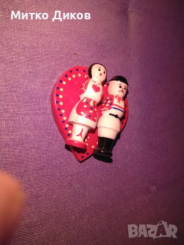 Магнит момче и момиче с народни носии на фона на сърце нов нов