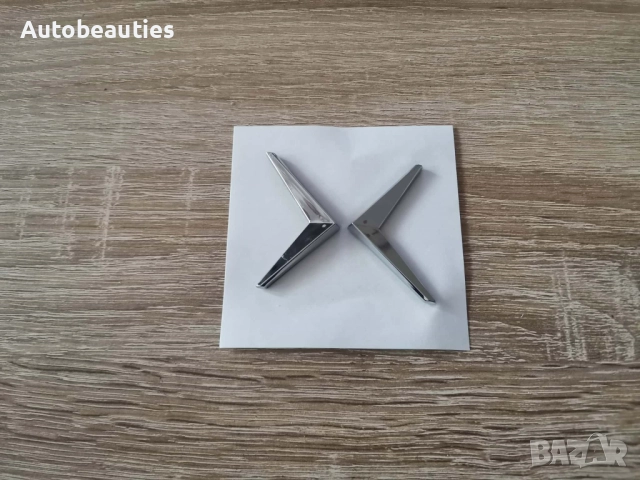 сребристa емблемa Polestar