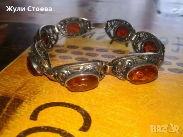 Масивна сребърна гривна с естествен кехлибар