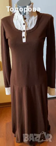 Кафява рокля с бяла яка.