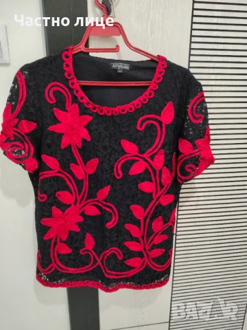 Продавам дантелена черна блуза с къс ръкав с червена бродерия