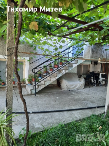 Продавам двуетажна къща с 2 гаража и допълнителни постройки, снимка 14 - Къщи - 51523131