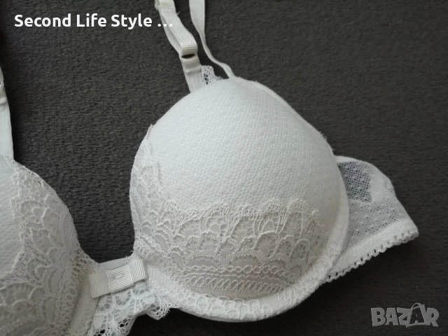 70B Triumph бял луксозен дантелен сутиен, снимка 2 - Бельо - 52907931