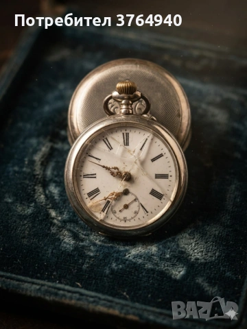Продавам работещ антикварен джобен часовник с гравиран корпус