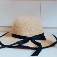 Лятна бежова шапка с черна панделка, снимка 4 - Шапки - 35929834