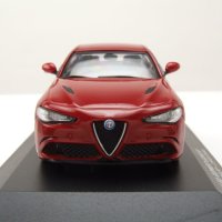 Alfa Romeo Giulia Quadrifoglio 2019 - мащаб 1:43 на Solido моделът е нов в PVC дисплей-кейс, снимка 5 - Колекции - 42718925