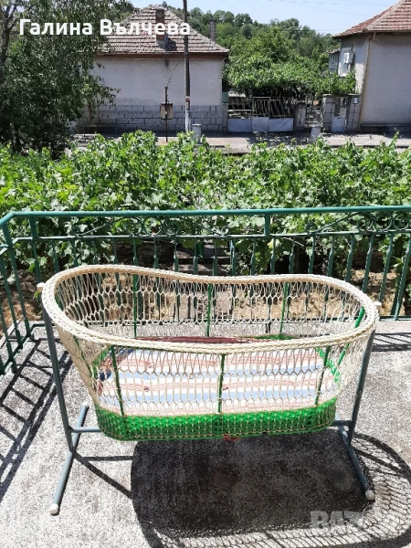 Винтидж детско креватче - люлка, със дюшек, снимка 1