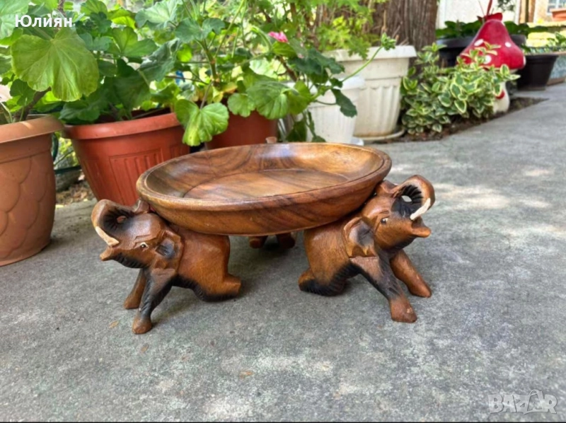 Купа от тиково дърво върху три слона, снимка 1