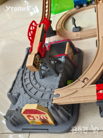 Комплект дървена писта "Hape", снимка 4 - Коли, камиони, мотори, писти - 52554237