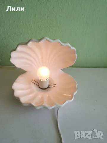 Ретро настолна лампа от 70-80г. с формата на бяла мида