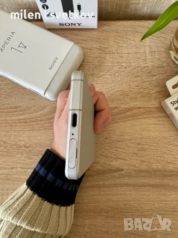 SONY Xperia 1 V, Зарядно, 2 калъфа и протектори, снимка 6 - Sony - 53064803