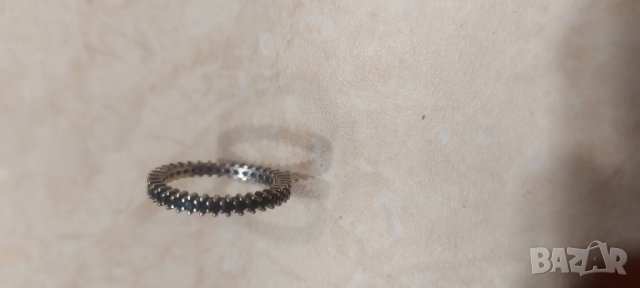 Нежен сребърен пръстен с черни камъчета 