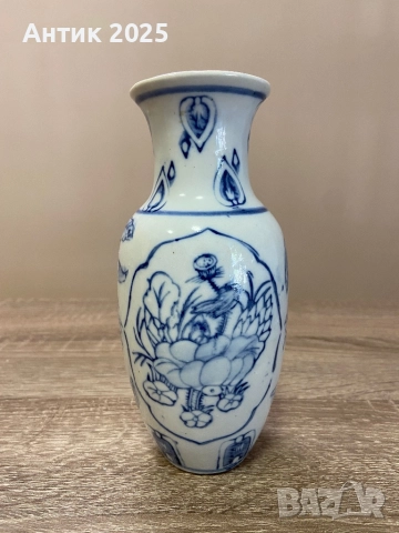 Фарфорна ваза със син растителен орнамент, височина около 18 см