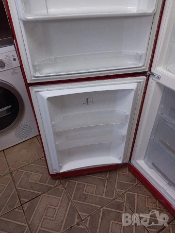 Като нов комбиниран хладилник с фризер Smeg ретро дизайн с две години гаранция!, снимка 8 - Хладилници - 53626777