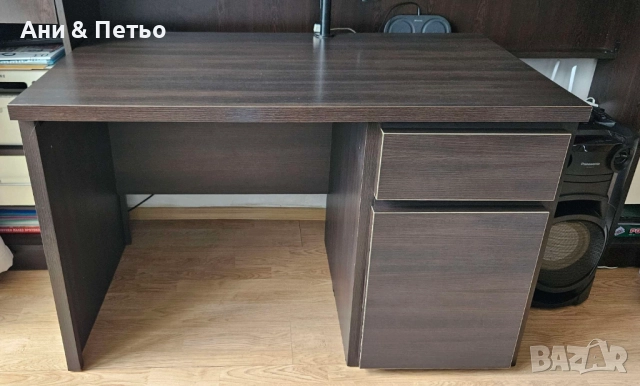 Практично бюро в цвят венге