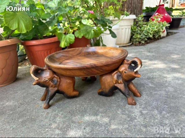 Купа от тиково дърво върху три слона