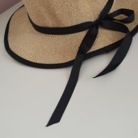 Лятна бежова шапка с черна панделка, снимка 3 - Шапки - 35929834