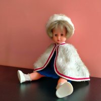 Сладка ретро кукла в оригинален костюм 40 см