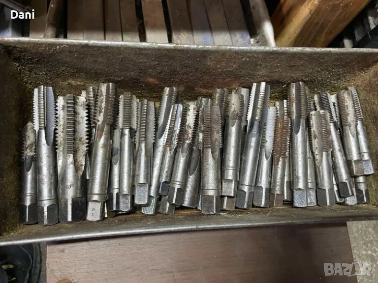 Стругарски нож и метчик, снимка 1