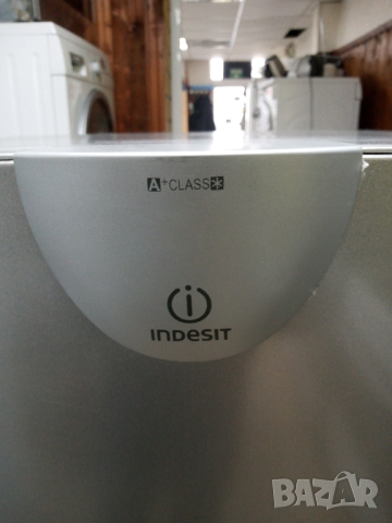 Сив хладилник с горна камера Indesit  2 години гаранция!, снимка 3 - Хладилници - 44756114